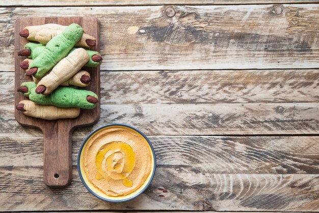 Barrette di biscotti e hummus di zucca