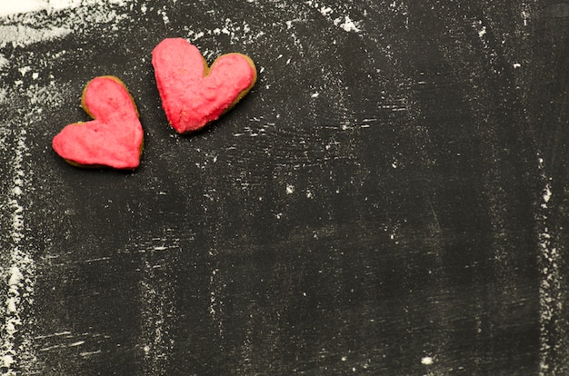 Foto cookies in de vorm van harten. valentine dag concept idee