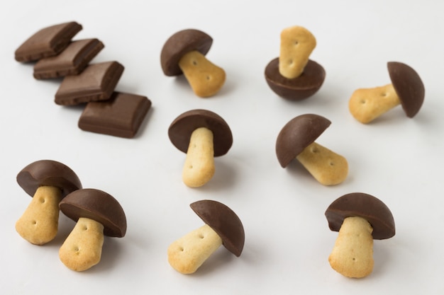 사진 흰색 테이블에 초콜릿 모자와 버섯 형태의 쿠키
