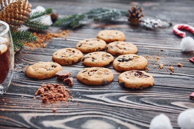 休日の装飾とクリスマスの背景のテーブルの上に横たわるクッキー