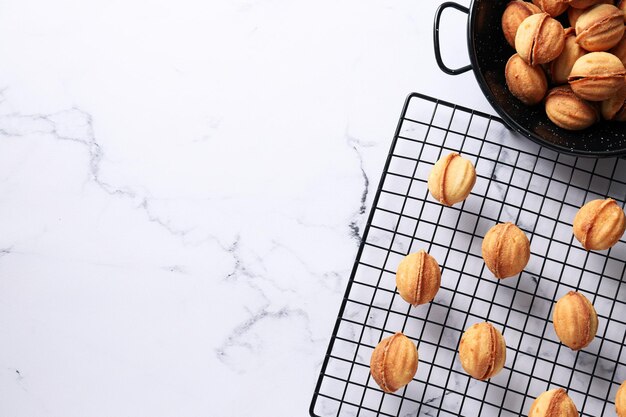 Foto biscotti in una ciotola con una griglia da cottura