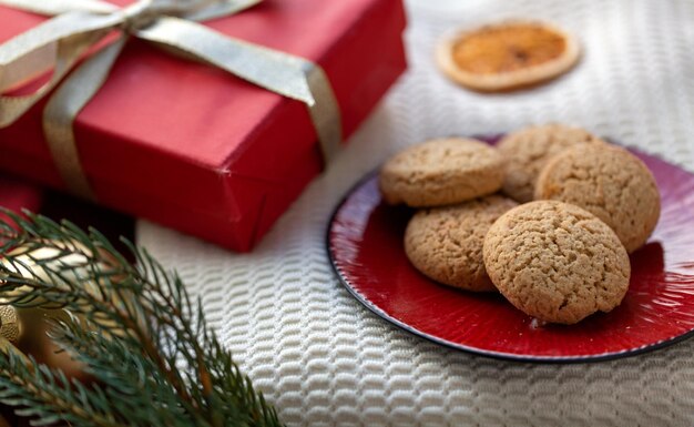 プレートのクッキーとクリスマスのプレゼント