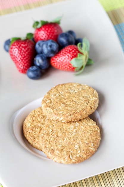 Biscotti e frutti rossi