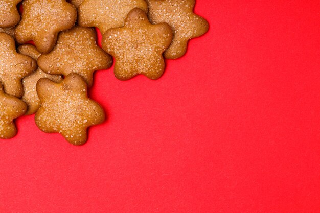 Foto biscotti a forma di stelle su fondo rosso