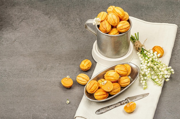 Biscotti a forma di noci con ripieno di crema di latte condensato deliziosi panini di pasta frolla