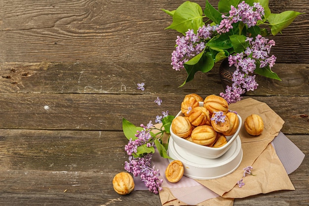 Biscotti a forma di noci con ripieno di crema di latte condensato deliziosi panini di pasta frolla