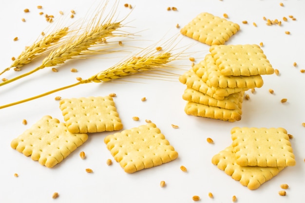 Foto biscotti e spighe di grano, chicco di grano su bianco