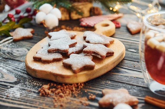 Cookies staat op het appelvormige houten object Kerstachtergrond met vakantiedecoratie