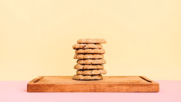 Фото Стек печенье на деревянной доске на столе