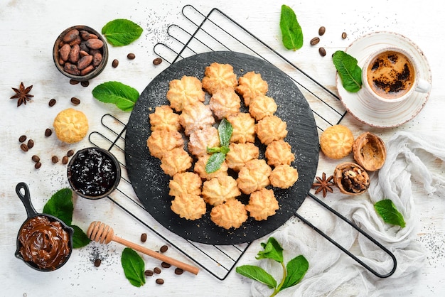 Biscotti dolci per il tè vista dall'alto spazio di copia gratuito