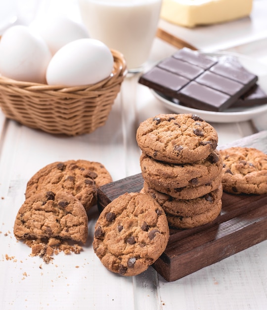 Biscotti e loro ingredienti su un tavolo di legno bianco