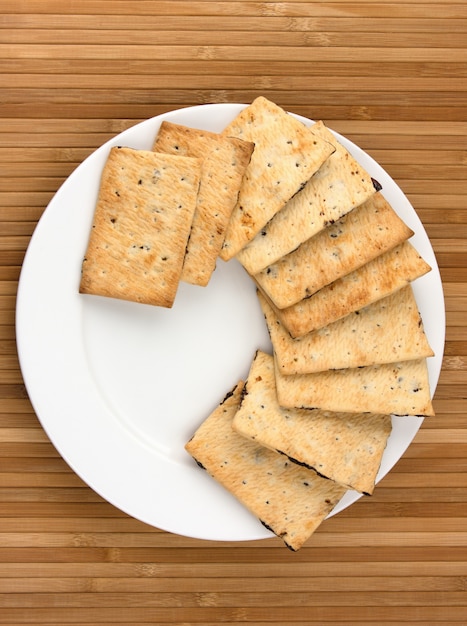 Foto biscotti sul piatto bianco