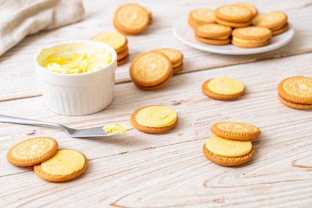 Biscotti con crema al burro