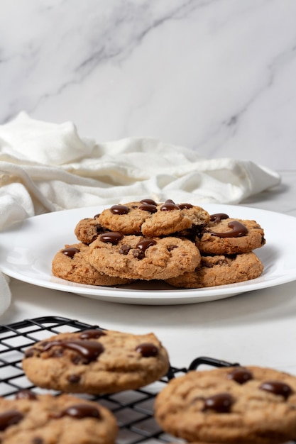 Biscotti con gocce di cioccolato su un piatto messa a fuoco selettiva