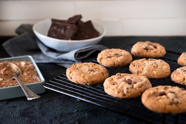 Foto biscotti con gocce di cioccolato sulla griglia metallica