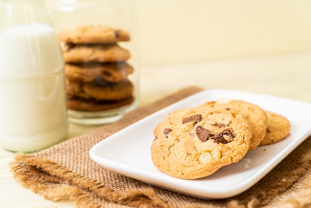 cookies with chocolate chips 