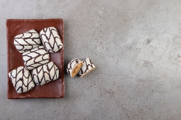 石のテーブルに置かれたチョコレートコーティングのクッキー。