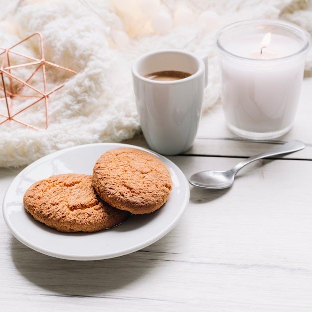 Biscotti con tazza di caffè sul tavolo