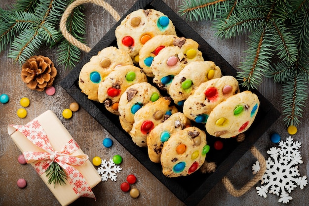 Biscotti con coloratissimi dolci al cioccolato in glassa di zucchero