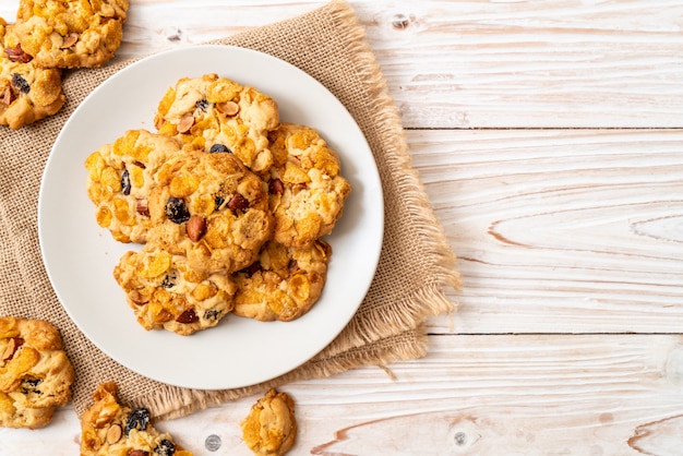 Печенье с кукурузными хлопьями и изюмом