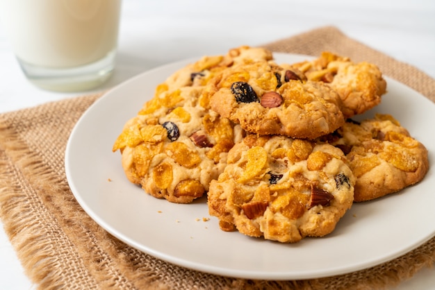 cookies with cornflake raisin and almonds