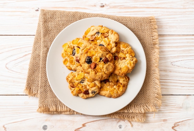 печенье с кукурузными хлопьями, изюмом и миндалем