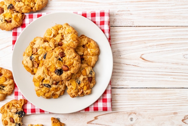 печенье с кукурузными хлопьями, изюмом и миндалем