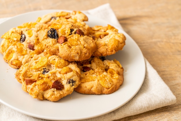 cookies with cornflake raisin and almonds