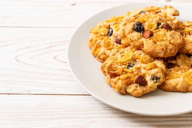 cookies with cornflake raisin and almonds