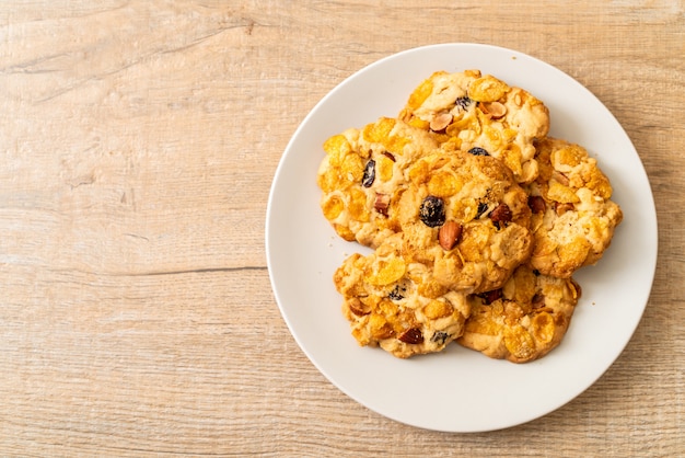 печенье с кукурузными хлопьями с изюмом и миндалем