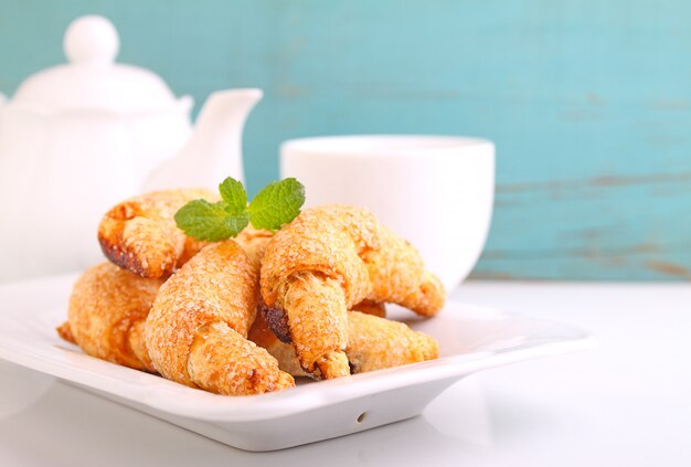 Biscotti con marmellata su un piatto bianco su sfondo bianco