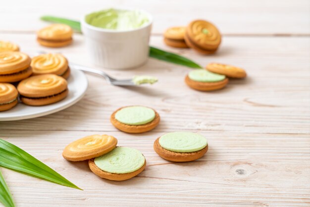 Cookies with pandan cream