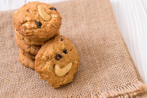 cookies with raisin and cashew nuts