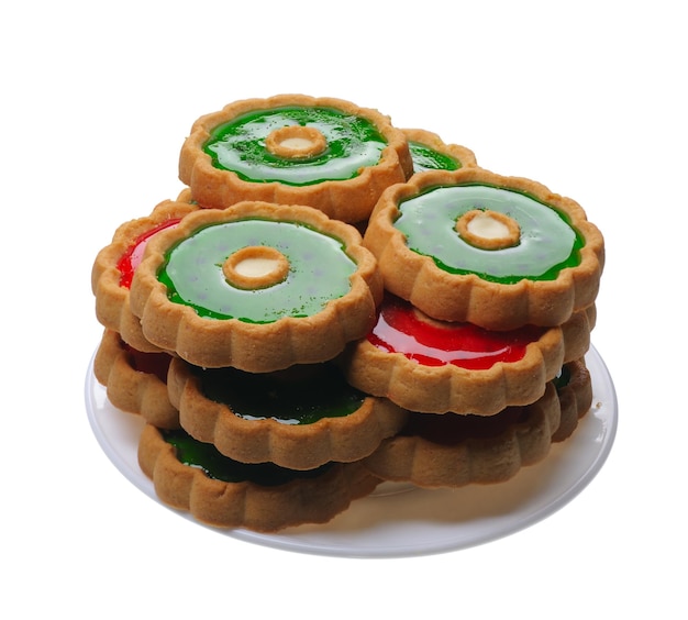 고립 된 하얀 접시에 빨간색과 녹색 젤리와 쿠키