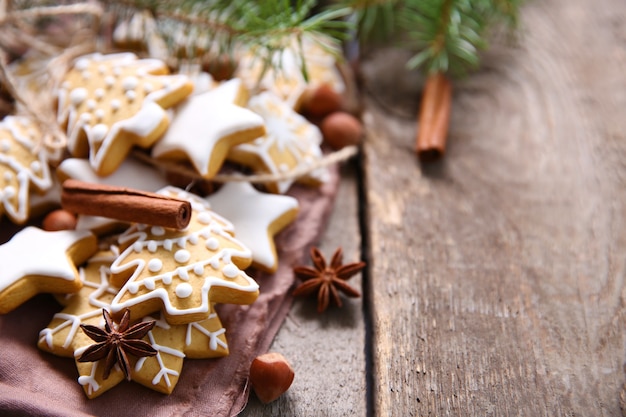 나무 테이블에 향신료와 크리스마스 장식이 있는 쿠키