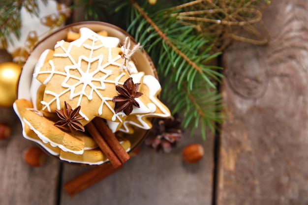 木製のテーブルに、スパイスとクリスマスの装飾が施されたクッキー