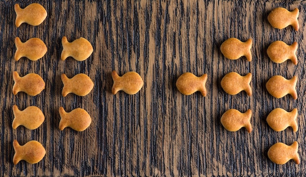 Cookies zoute cracker zijn vis verspreid op de tafels Voedsel Achtergrond