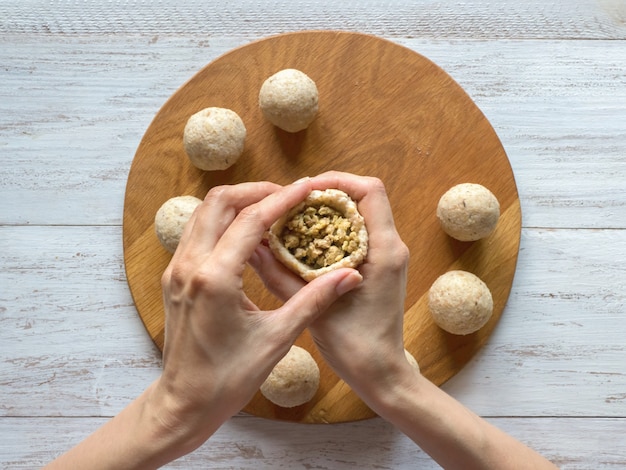 아랍 식 고기 전채 요리 Kibbeh. 양고기와 소나무 견과류와 함께 전통적인 아랍어 kibbeh입니다.