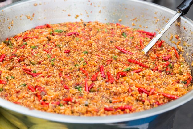 Foto cucina, cucina asiatica, vendita e concetto di cibo - wok freddo o piatto pilaf al mercato di strada