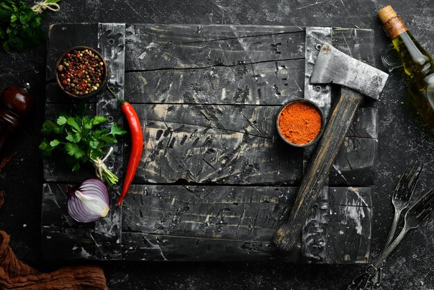 スパイスと野菜を使った背景のキッチンボードを調理するテキスト用の空きスペース素朴なスタイル