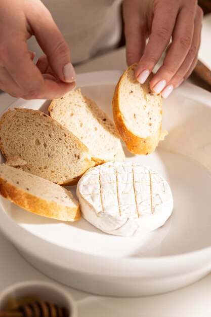 Cooking baked brie with grilled bread