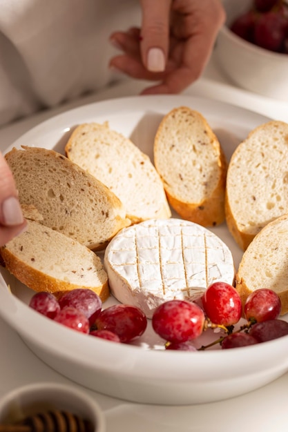 Cooking baked brie with grilled bread