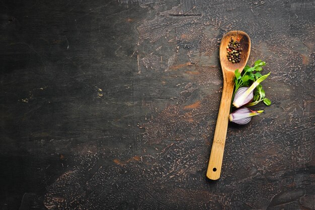 Banner di cucina spezie e posate da cucina vista dall'alto spazio libero per il testo stile rustico