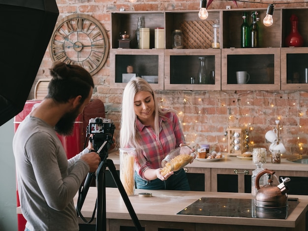 Photo cooking blog. business and lifestyle. couple shooting tutorial pasta review.
