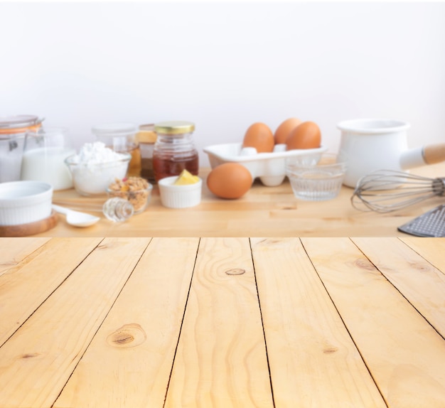 Cucinare cibi per la colazione o prodotti da forno con ingredienti e copiare lo spazio dello sfondo del tavolo in legno.per l'esposizione del prodotto.mangiare sano