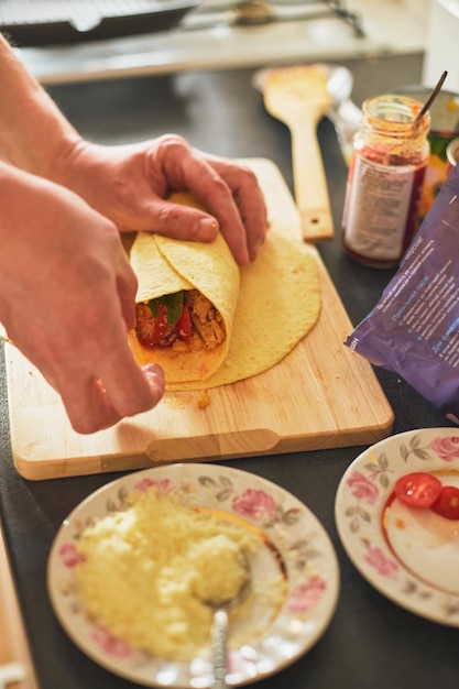 家庭でブリトー メキシコ料理を調理チーズ チキン豆トウモロコシ l を詰めた小麦のトルティーヤのグリル