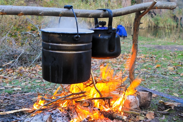 Foto cucinare su un fuoco da campo