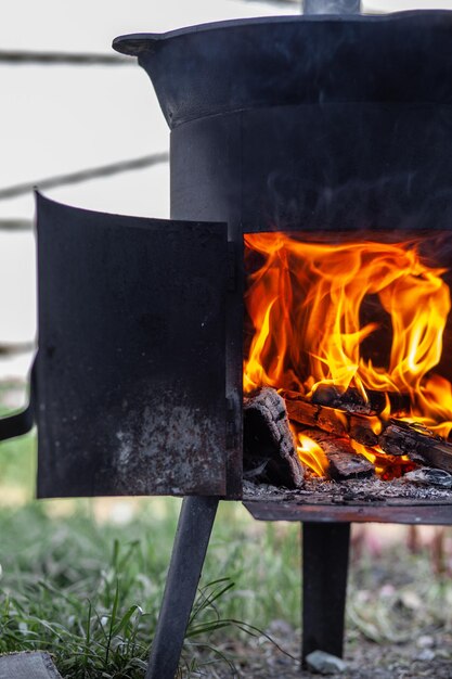 自然の中で直火の大釜で料理する