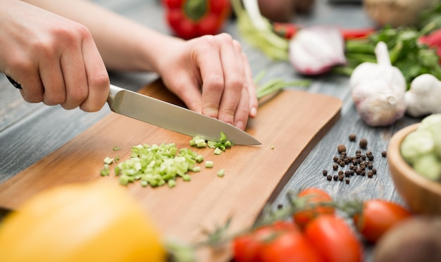 Foto lo chef di cucina taglia gli alimenti tagliati prepara le verdure