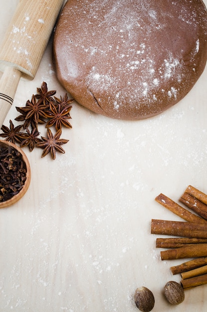 Cucinare i biscotti di natale. impasto di pan di zenzero